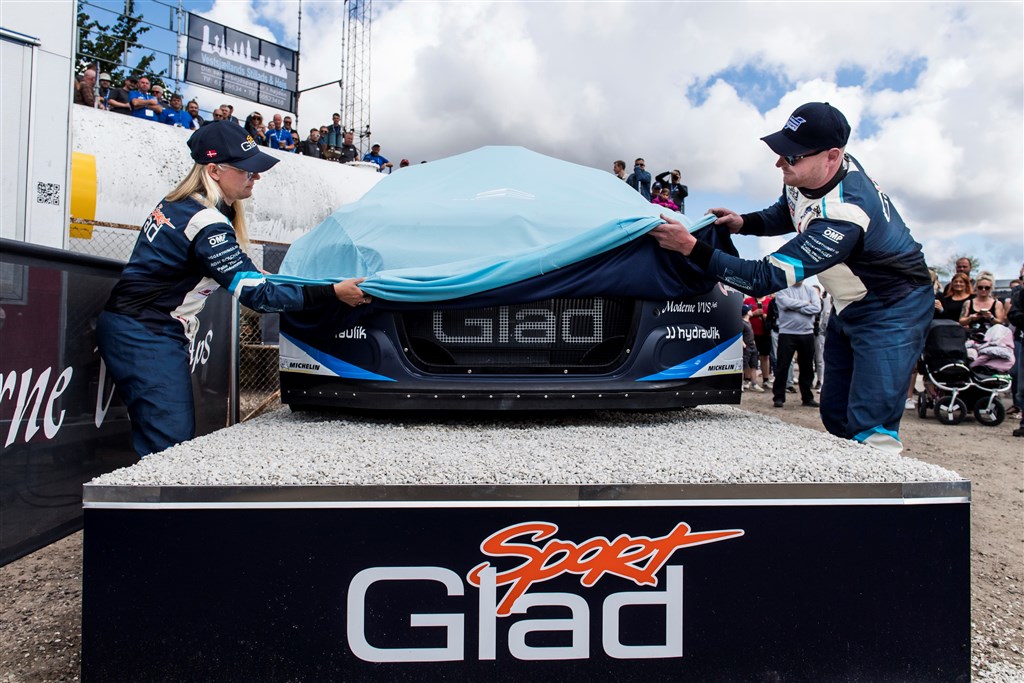 Ved Jubilæumssprintet i Gammelrand løftede Mette Felthaus og Jacob Madsen sløret for Glad Sports nye rallybil.